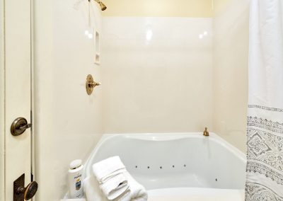 Water Street Inn Vacation Rental Silverton Oregon- jacuzzi